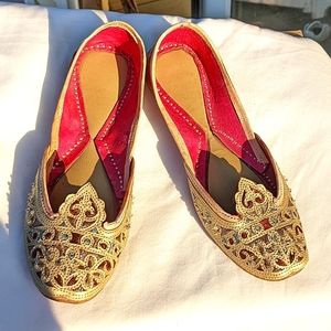 Vintage handcrafted Indian leather flats with intricate stitching & beading S:37